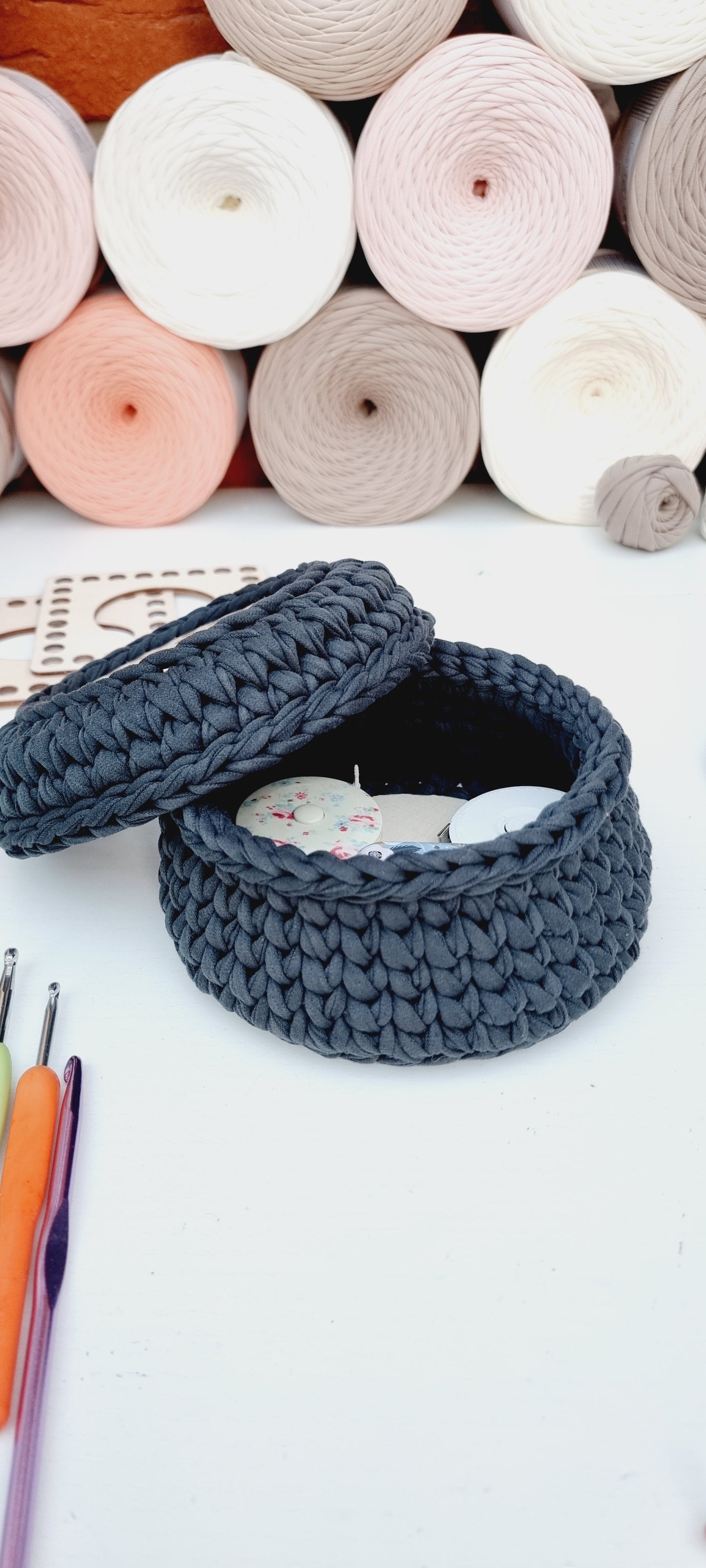 Set of circular wooden top&bottom for crochet basket