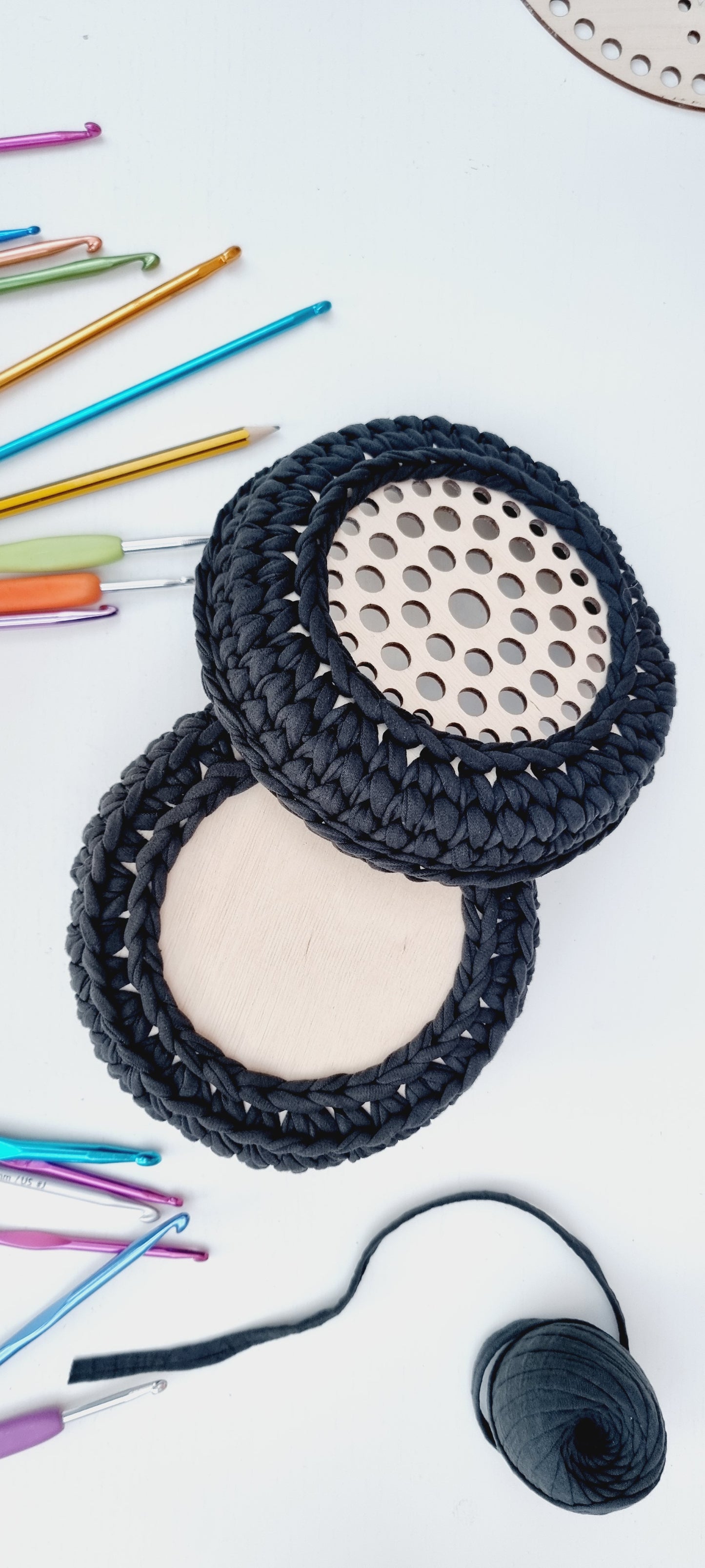 Set of circular wooden top&bottom for crochet basket