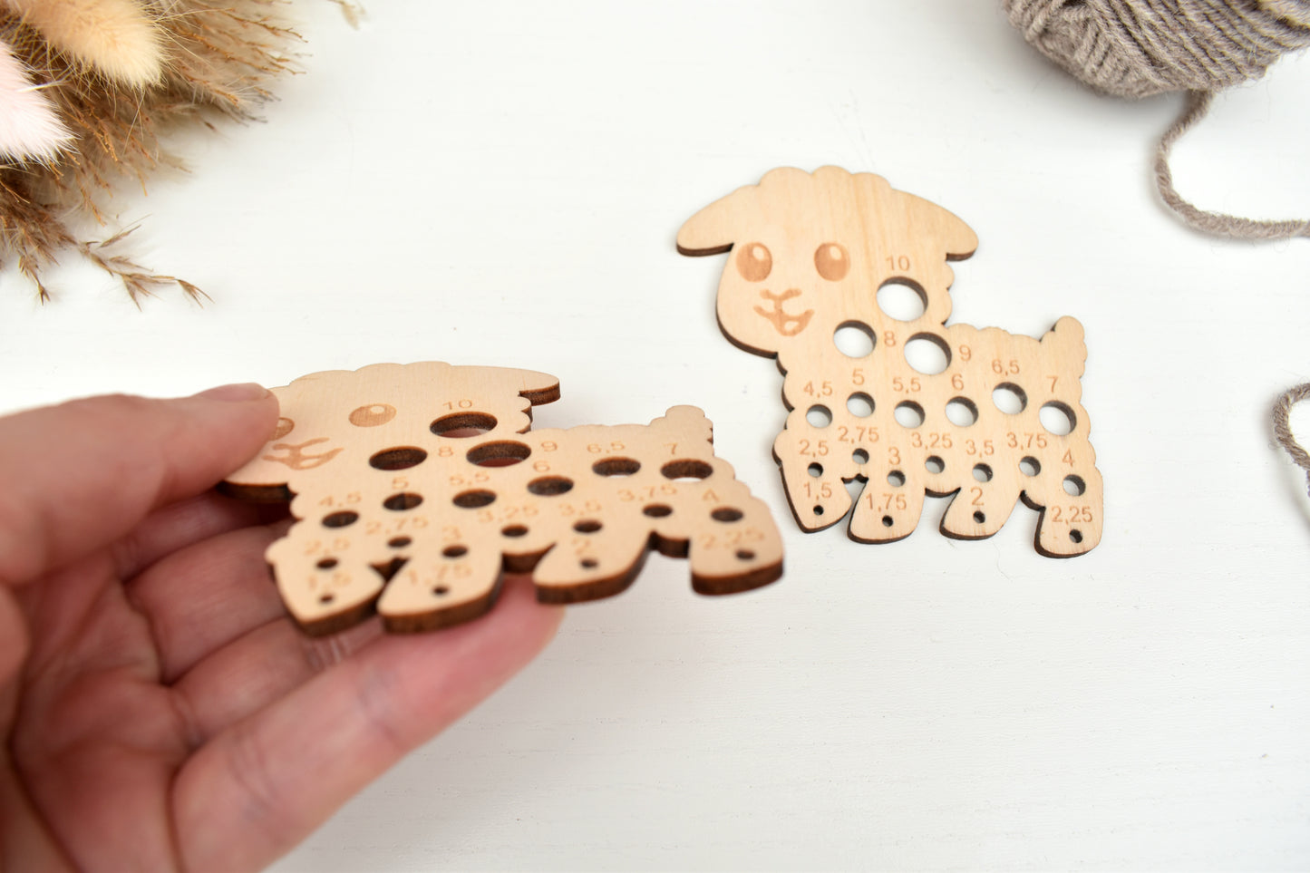 Sheep knitting needle gauge