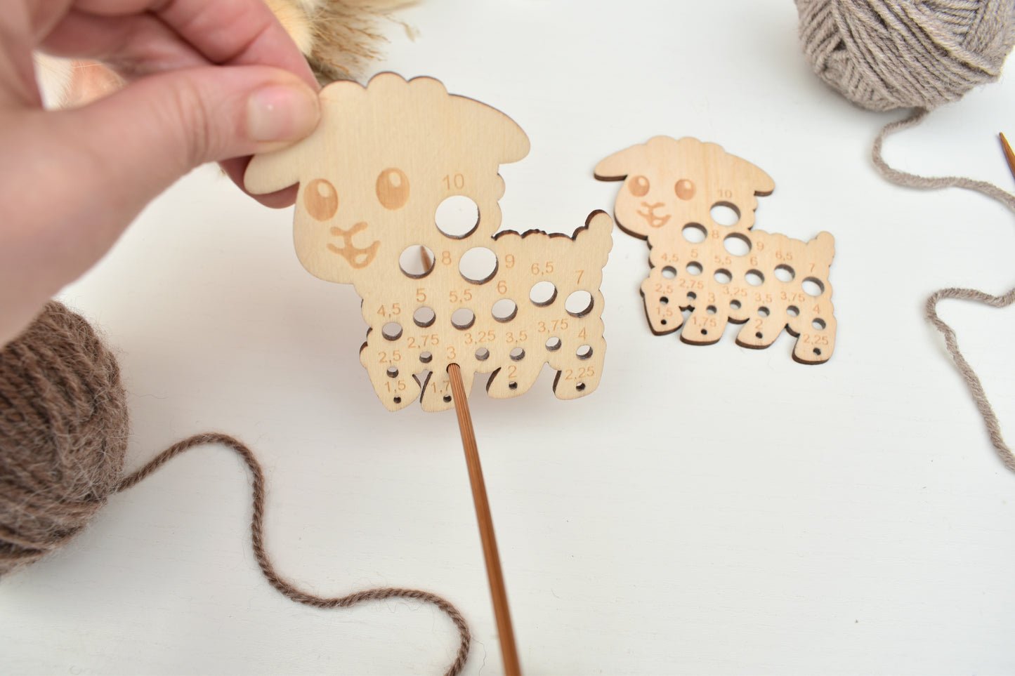 Sheep knitting needle gauge