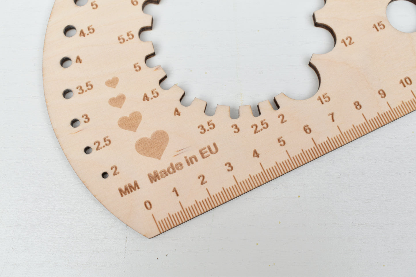Large knitting needle gauge with ruler