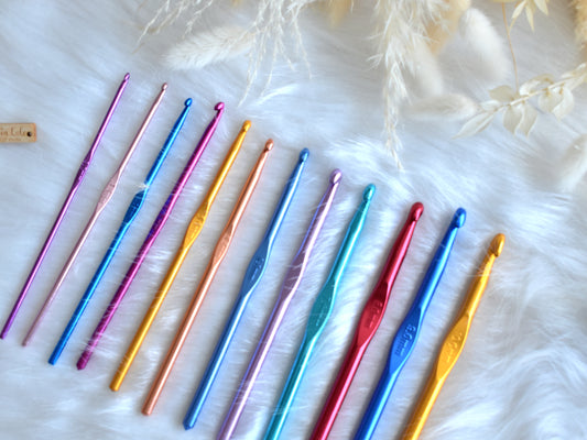 Metal crochet hook: Various sizes 3mm to 10mm