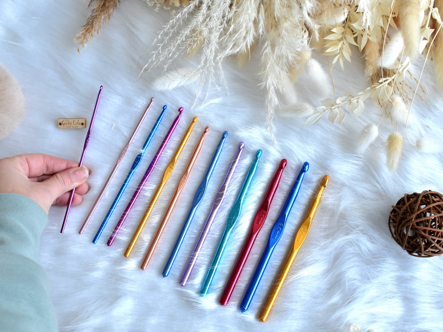 Metal crochet hook: Various sizes 3mm to 10mm