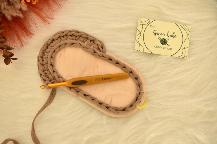 Middle oval wooden base with 8mm hole size for crochet, macrame, coiled baskets Suitable for Tshirt yarn or 5-7mm cord